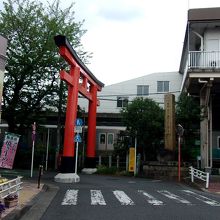 右が東伏見駅の駅舎で、すぐ脇の一ノ鳥居から参道が西に続く