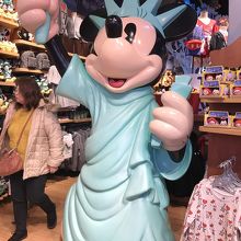 自由の女神に扮したミッキーがお出迎え』by ライナス｜ディズニー