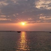 独特の雰囲気を醸し出す浜辺に沈む夕日は必見