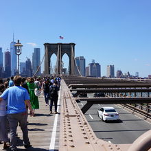 下に車が走ってます。