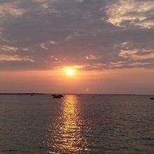 独特の雰囲気を醸し出す浜辺に沈む夕日は必見