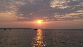 独特の雰囲気を醸し出す浜辺に沈む夕日は必見