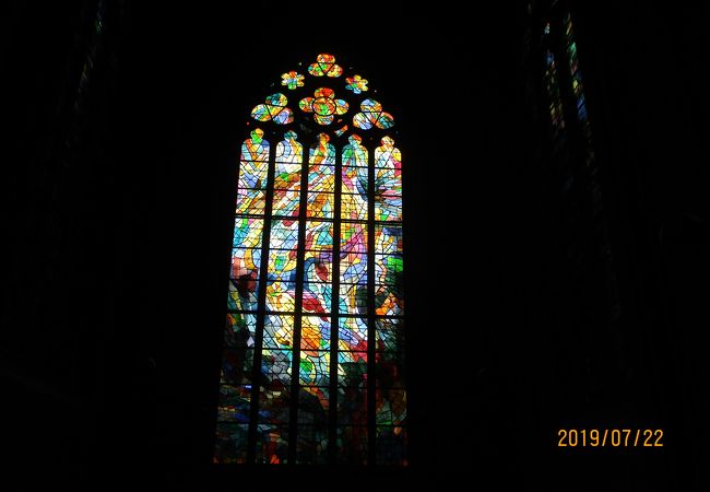 ステンドグラスの美しい教会