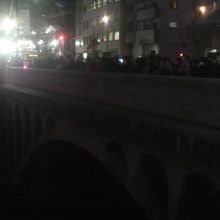 桜が満開前でも日没後は橋の上に人垣ができてました