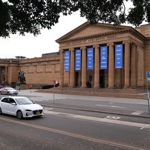 大きなギリシア神殿風の建物ですぐに分かります。