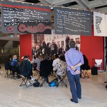 学校活動の一環で講義を受けに来ていた学生グループ。