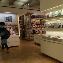 館内ショップに寄って、面白グッズを探してみては？