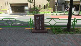 赤御影石製の綺麗な碑が建ててあります