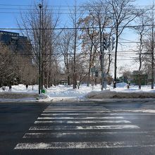 「中島公園」駅２番出口からの景色です