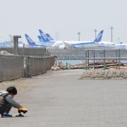 羽田空港からの飛行機の離着陸を間近で見ることのできる公園