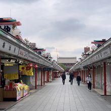 非常事態宣言で閑散とした浅草 仲見世通り