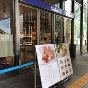 駅のすぐにあり、クラシックエッグベネティクトが絶品でした。