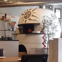 店内にある大きな石窯