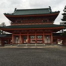 堂々とした風格の本殿