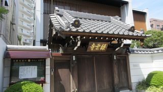 山門が古いです