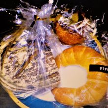 右から塩パン・じゃがいもパン・クロワッサン・黒パンです♪