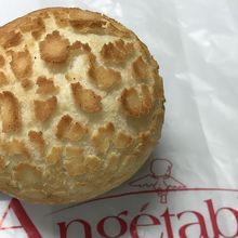 とろけるチーズパン　￥108（税込）