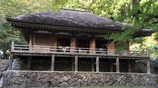 石垣に建つ立派な国宝建築。