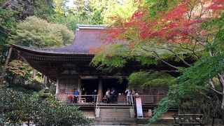 重要文化財の仏像も安置。