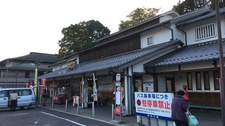 バス停も兼ねる。