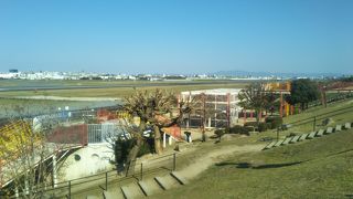 飛行機の離発着が間近で見られます。