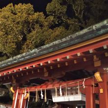 巨大な一枚岩による手水舎。本殿以外も見どころいっぱいです。