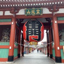 非常事態宣言下の浅草寺・雷門