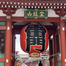 非常事態宣言下の浅草寺・雷門