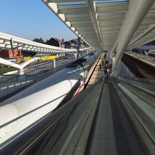 斜めの動く歩道。重い荷物でも便利。