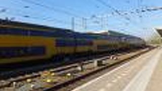 ２階建の列車が目立ちます。