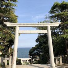 鳥居の先の海