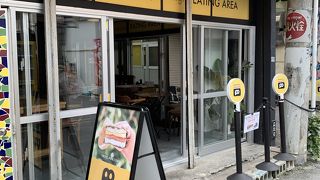 近くにイーティングエリアがあります