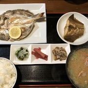 メニューは税抜き金額でした、お料理はボリュームもあって、味も美味しかったです。たくさんの色紙がありました。