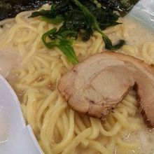 太麺とスープ（塩）が良く合います。