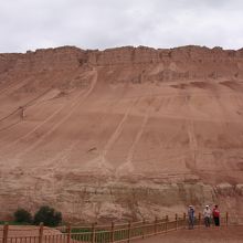 山肌にひとが滑って降りた跡が見えます。