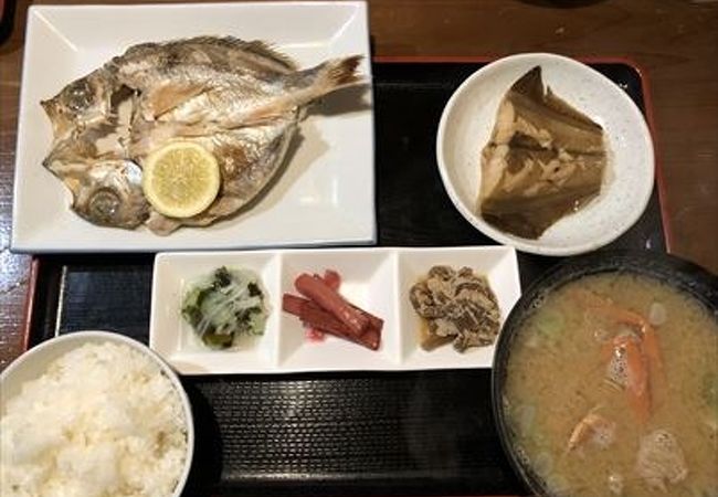 メニューは税抜き金額でした、お料理はボリュームもあって、味も美味しかったです。たくさんの色紙がありました。