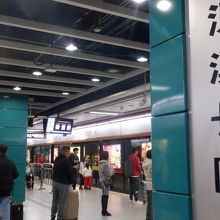 駅のホームです。