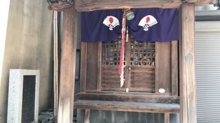 商店街の中の神社