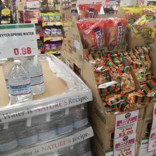 特売品は安い。スタッフさんにことわって撮影。