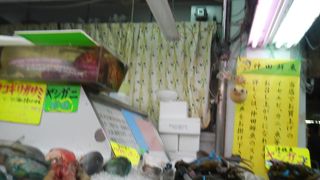 カラフルな魚や豚の顔や豚足などの沖縄らしい食材を所狭しと並べる「第一牧志公設市場」