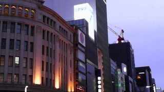 冬は銀座の夜景の中で夕暮れのホコテンを楽しめます