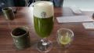 驚き！！料理メニュー全般にお茶が入っていて鮮やかな緑色をしています。そして美味しい♪(*´∀`)