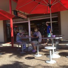 日帰りツアーの前にパン屋さんで朝食を食べました。