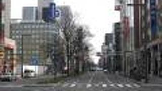 札幌の中心街を南北に通る道路