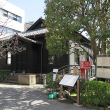 その手前には「御供待所」