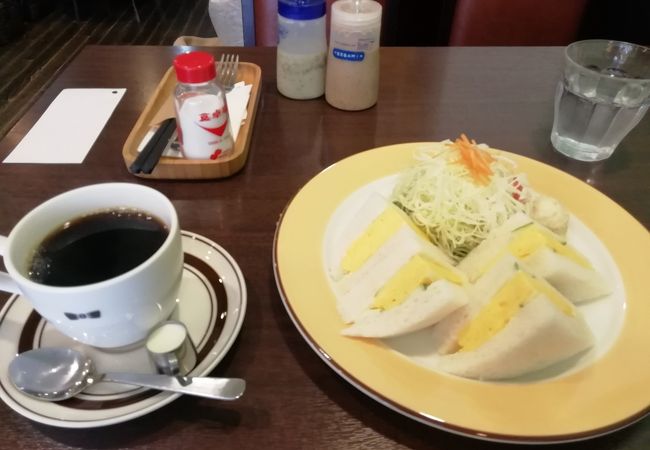 どこからもアクセスしやすいモーニング営業もある喫茶店