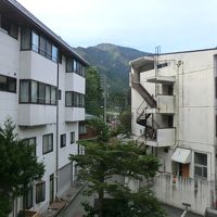 部屋からは温泉街と遠くに安房山が見えました。