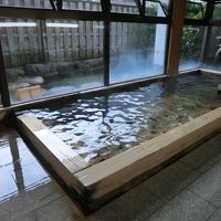 源泉かけ流しの内湯。ヒノキぶろ。