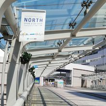 クィーンズと歩道橋で繋がっています