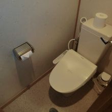 客室のトイレは清潔でウォッシュレット完備。風呂と洗面台あり。